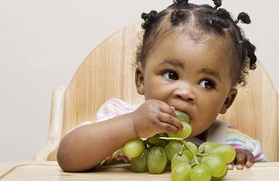 Когда и в каком количестве давать малышу виноград? - фото