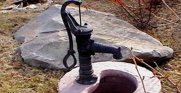 Ручной насос для воды из скважины в отсутствии энергоснабжения - фото